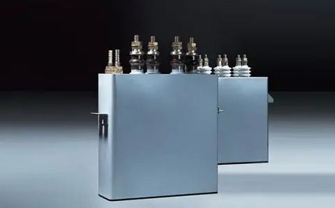 電容器在直流電路中起什么作用？